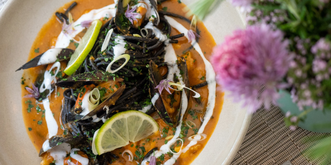 Pasta a la marinera: suquet, musclos, estofat de calamar i picada