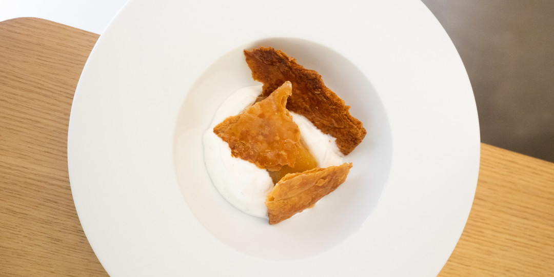 Tarta tatin en textures: sorbet de poma, chantilly, pasta de full